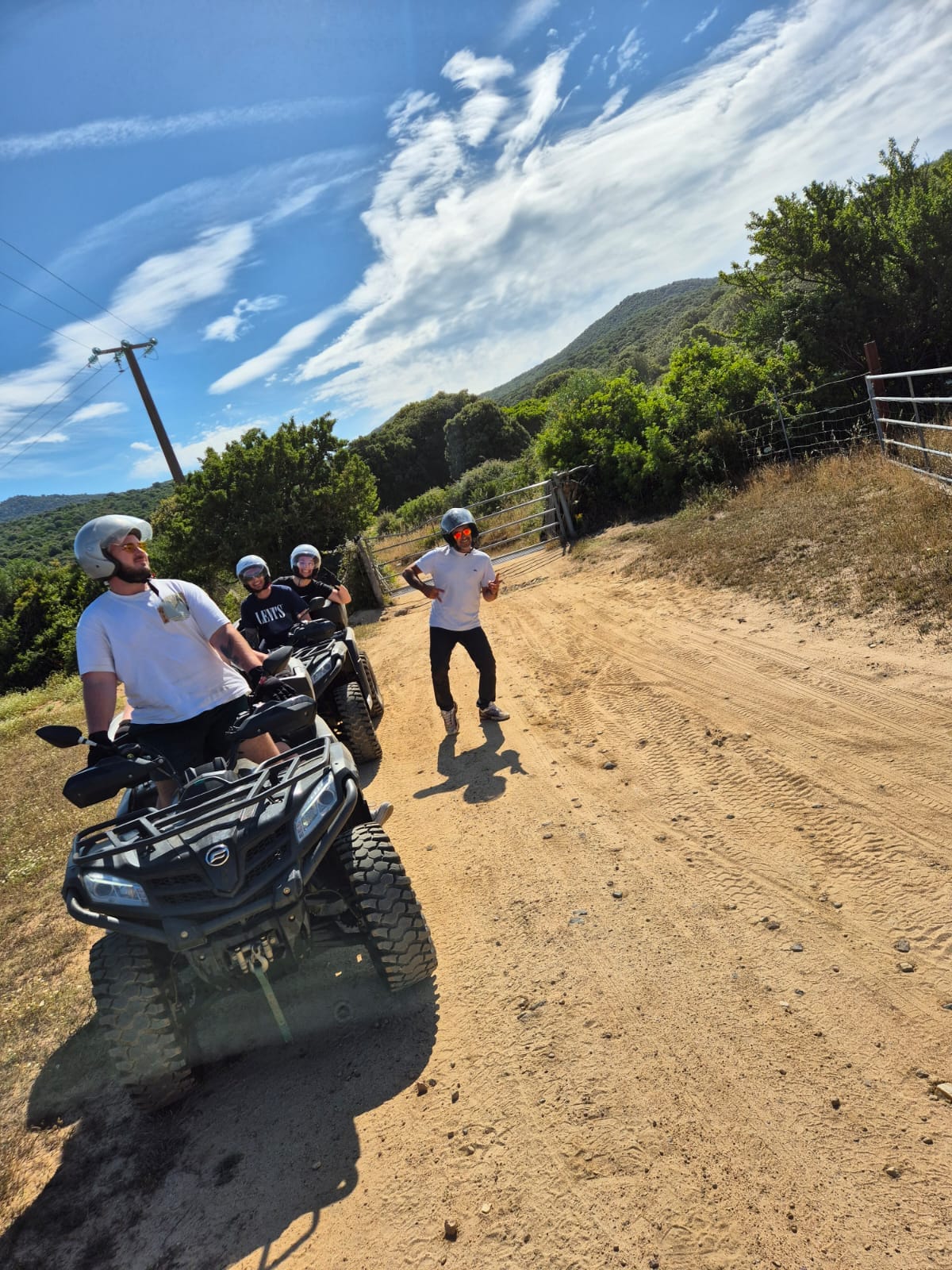Groupe de participants en quad sur une piste de terre