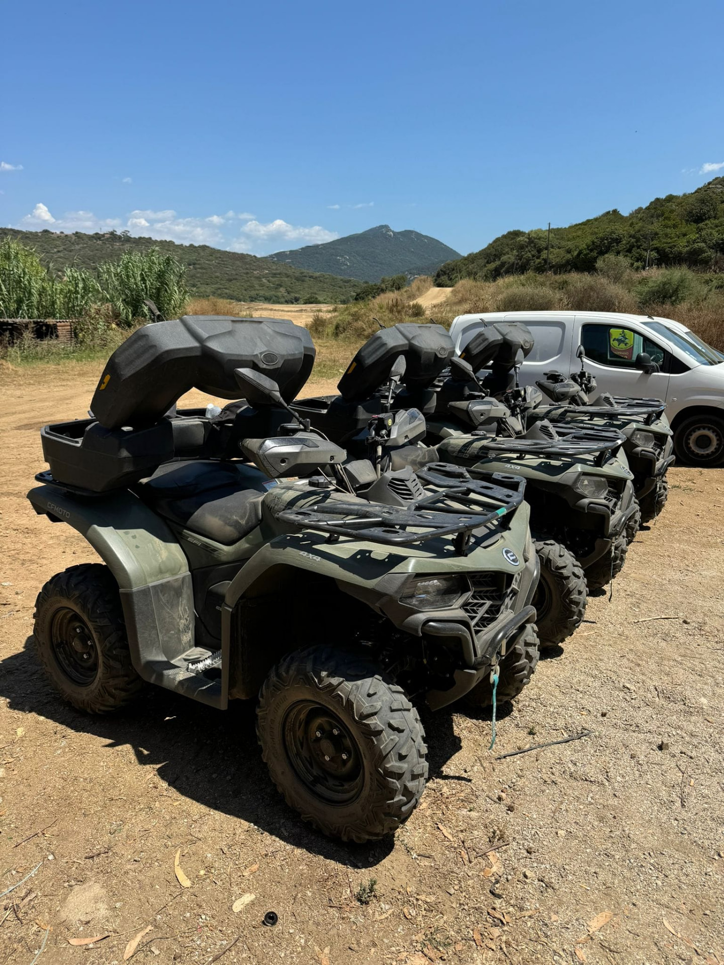 Flotte de quads CFMOTO 4x4 prêts au départ à Tavaria